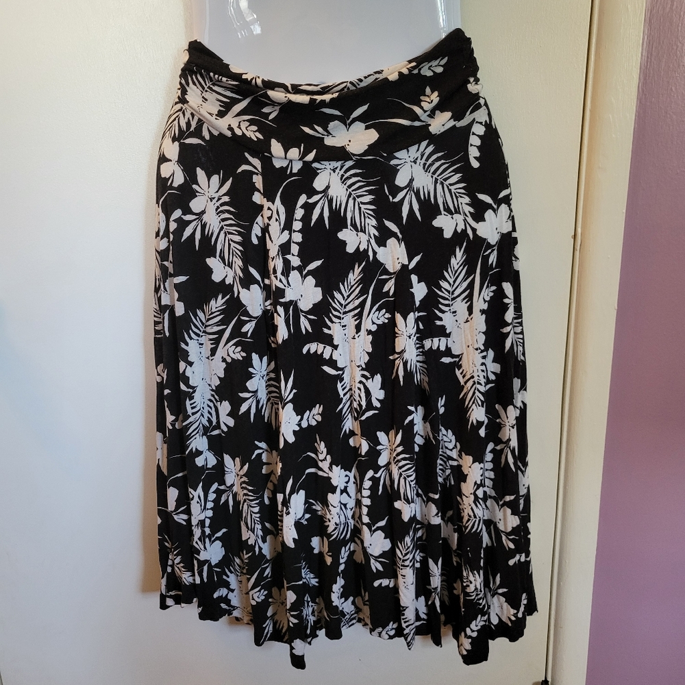 LIVING DOLL SKIRT, sz M blk w/white flowers rounded hem below knee, stretchy